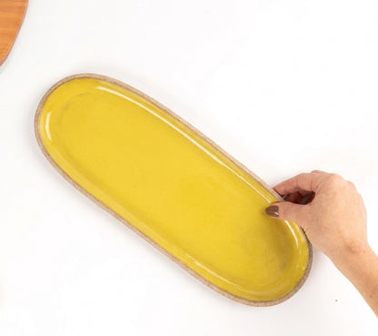 Réguas orgânicas para servir em cerâmica artesanal — tamanho 12CM x 37CM, argila Cappuccino, esmalte Amarelo Intenso