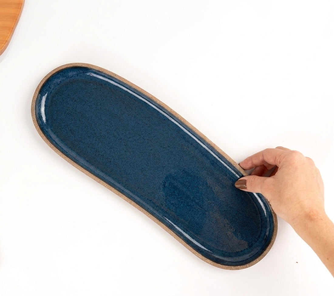 Réguas orgânicas para servir em cerâmica artesanal — tamanho 12CM x 37CM, argila Cappuccino, esmalte Azul Safira