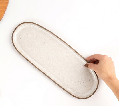Réguas orgânicas para servir em cerâmica artesanal — tamanho 12CM x 37CM, argila Cappuccino, esmalte Branco AMME
