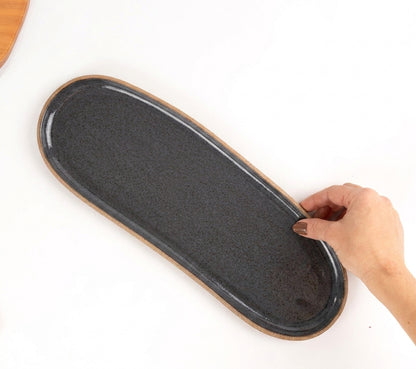 Réguas orgânicas para servir em cerâmica artesanal — tamanho 12CM x 37CM, argila Cappuccino, esmalte Grafite