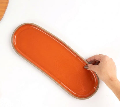 Réguas orgânicas para servir em cerâmica artesanal — tamanho 12CM x 37CM, argila Cappuccino, esmalte Laranja Intenso