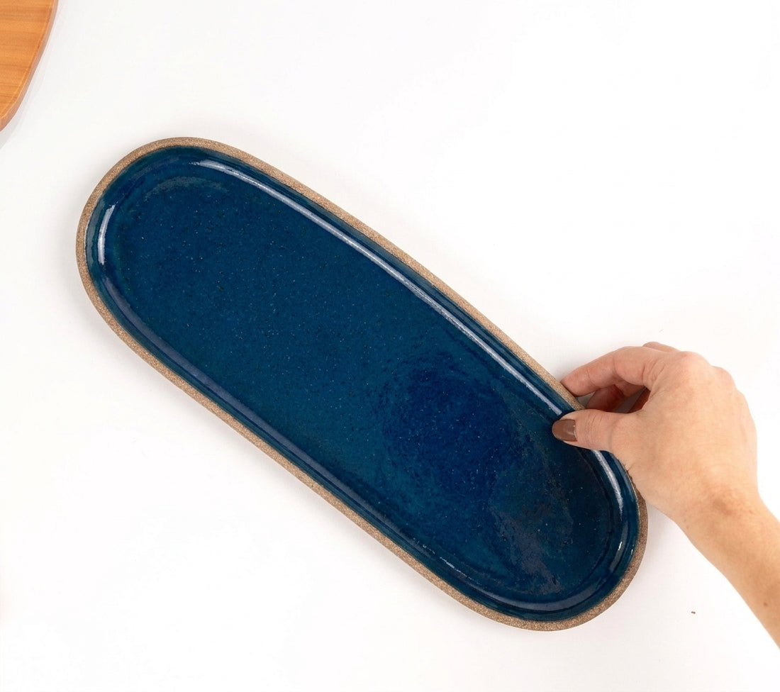 Réguas orgânicas para servir em cerâmica artesanal — tamanho 12CM x 37CM, argila Cappuccino, esmalte Lazuli