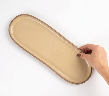 Réguas orgânicas para servir em cerâmica artesanal — tamanho 12CM x 37CM, argila Cappuccino, esmalte Nude
