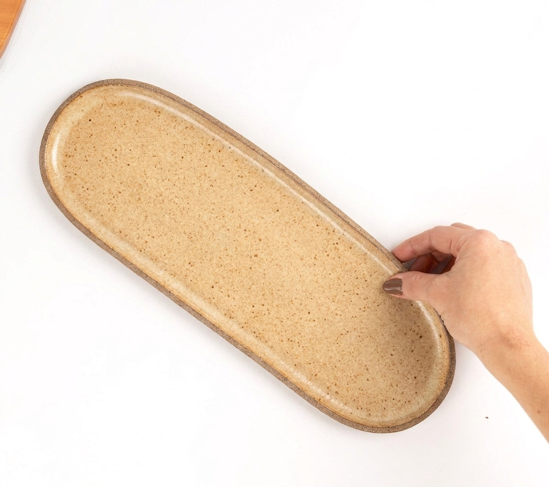 Réguas orgânicas para servir em cerâmica artesanal — tamanho 12CM x 37CM, argila Cappuccino, esmalte Pedra Sabão