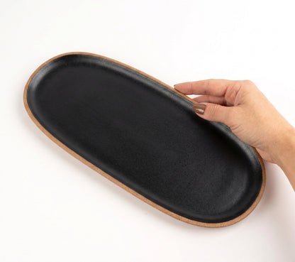 Réguas orgânicas para servir em cerâmica artesanal — tamanho 12CM x 37CM, argila Cappuccino, esmalte Preto Acetinado