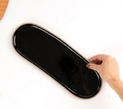 Réguas orgânicas para servir em cerâmica artesanal — tamanho 12CM x 37CM, argila Cappuccino, esmalte Preto Ébano