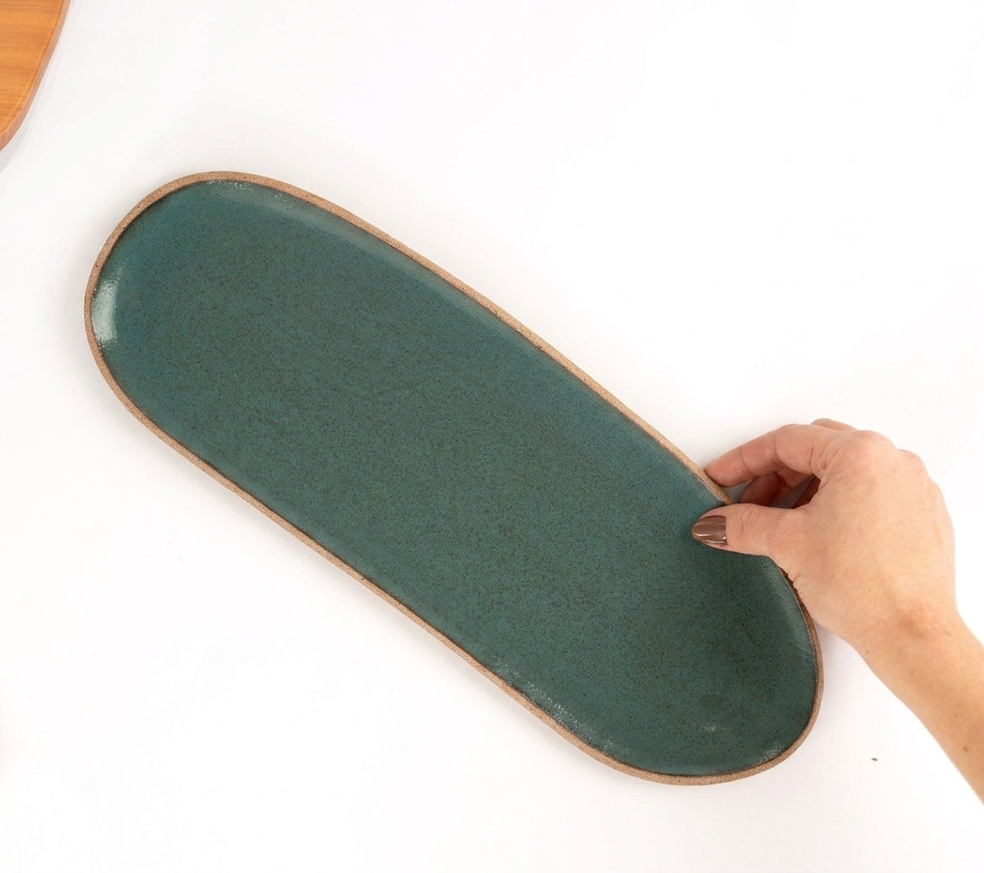 Réguas orgânicas para servir em cerâmica artesanal — tamanho 12CM x 37CM, argila Cappuccino, esmalte Verde Exército