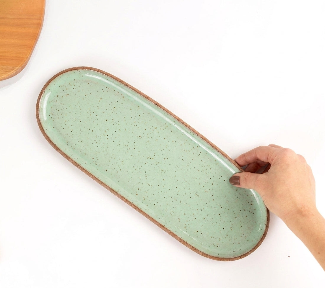 Réguas orgânicas para servir em cerâmica artesanal — tamanho 12CM x 37CM, argila Cappuccino, esmalte Verde Menta