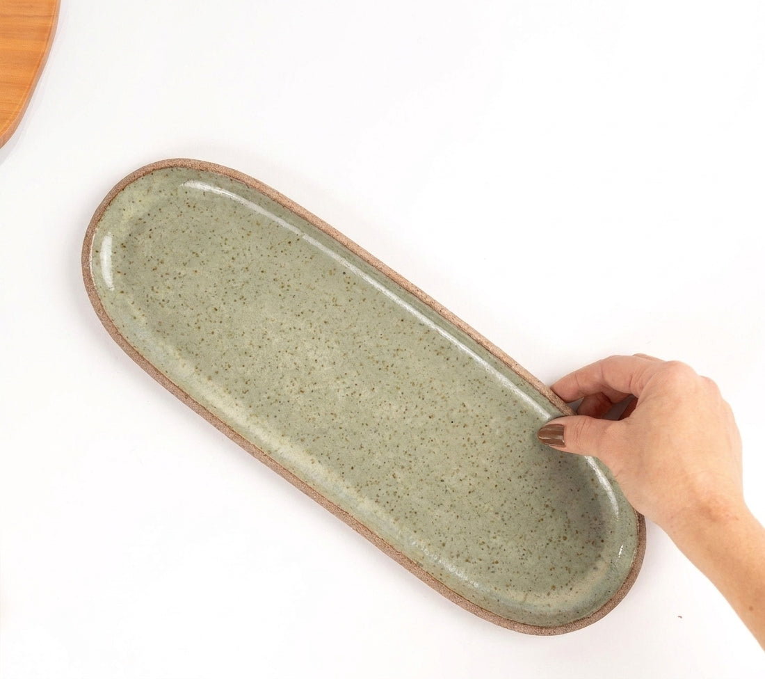 Réguas orgânicas para servir em cerâmica artesanal — tamanho 12CM x 37CM, argila Cappuccino, esmalte Verde Pompeia