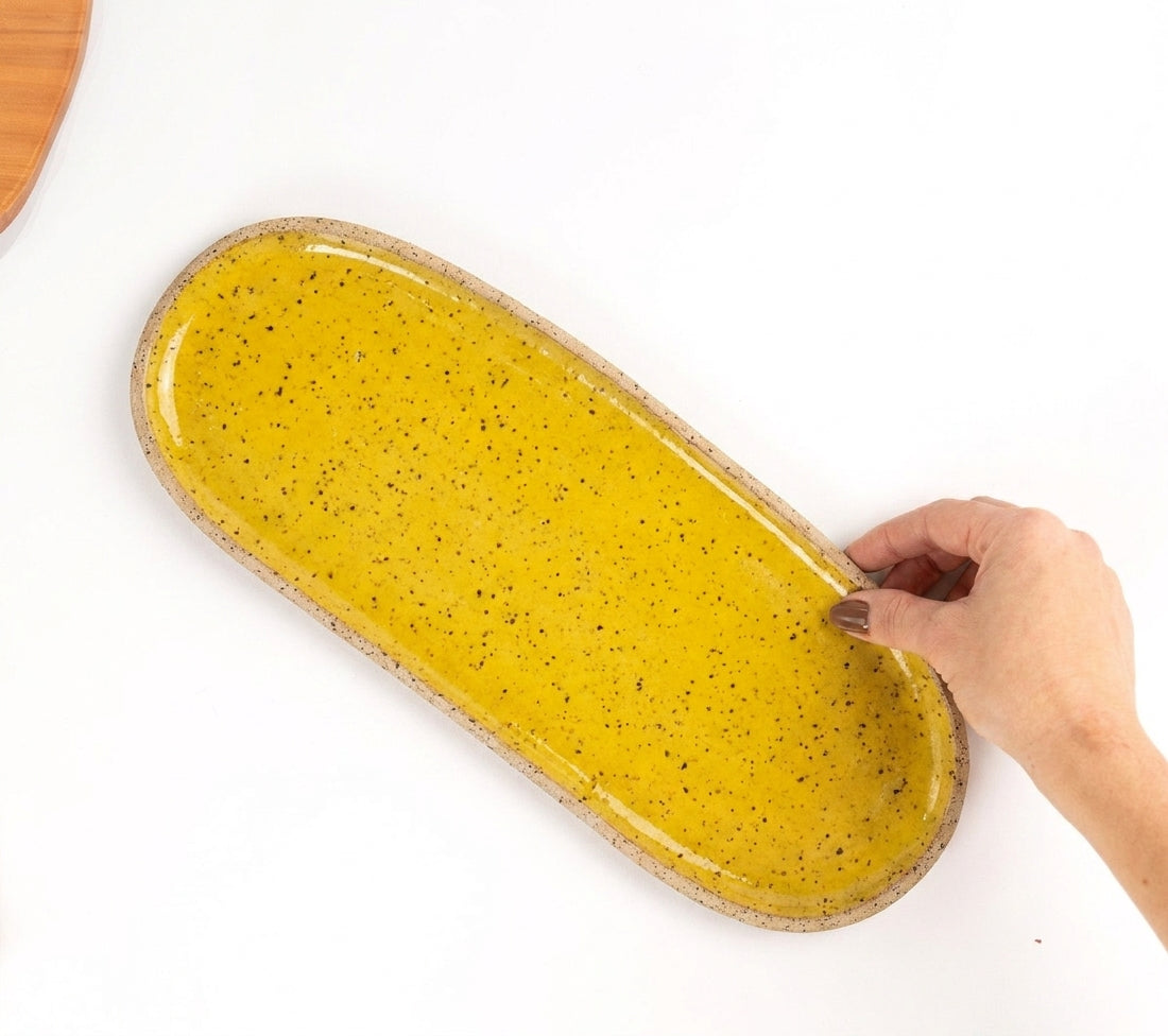 Réguas orgânicas para servir em cerâmica artesanal — tamanho 12CM x 37CM, argila Flocos, esmalte Amarelo Intenso