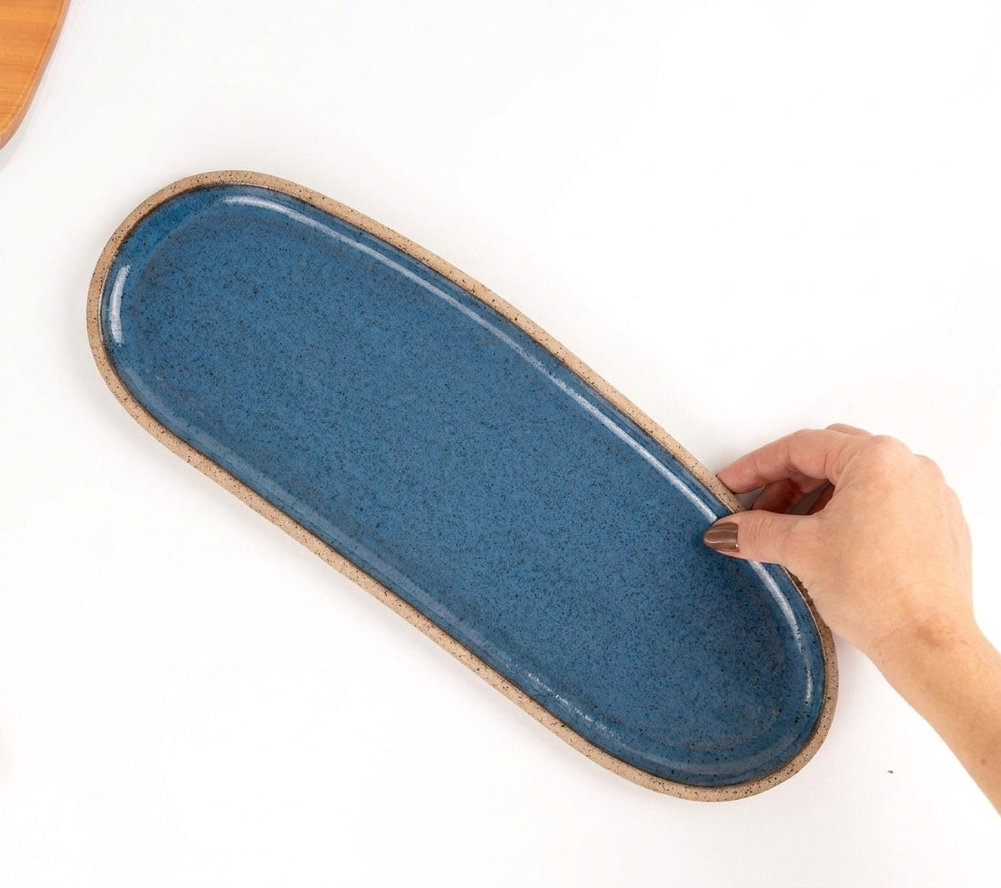 Réguas orgânicas para servir em cerâmica artesanal — tamanho 12CM x 37CM, argila Flocos, esmalte Azul Safira