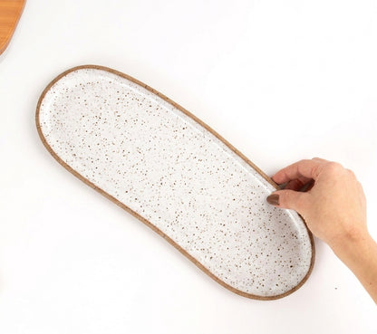 Réguas orgânicas para servir em cerâmica artesanal — tamanho 12CM x 37CM, argila Flocos, esmalte Branco AMME