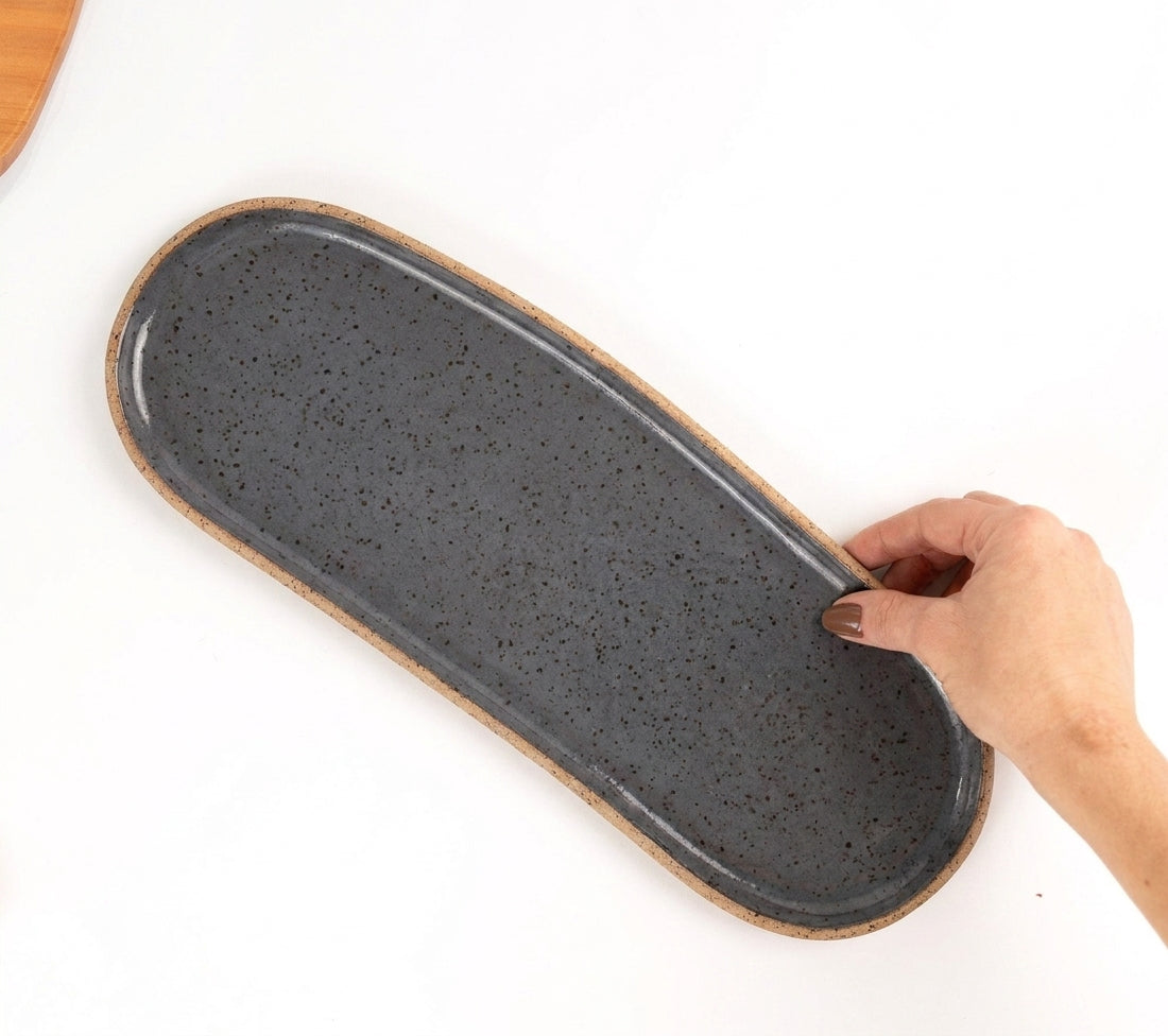 Réguas orgânicas para servir em cerâmica artesanal — tamanho 12CM x 37CM, argila Flocos, esmalte Grafite
