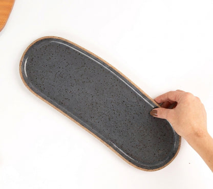 Réguas orgânicas para servir em cerâmica artesanal — tamanho 12CM x 37CM, argila Flocos, esmalte Grafite