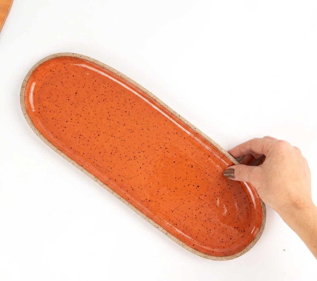 Réguas orgânicas para servir em cerâmica artesanal — tamanho 12CM x 37CM, argila Flocos, esmalte Laranja Intenso