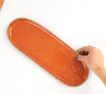 Réguas orgânicas para servir em cerâmica artesanal — tamanho 12CM x 37CM, argila Flocos, esmalte Laranja Intenso