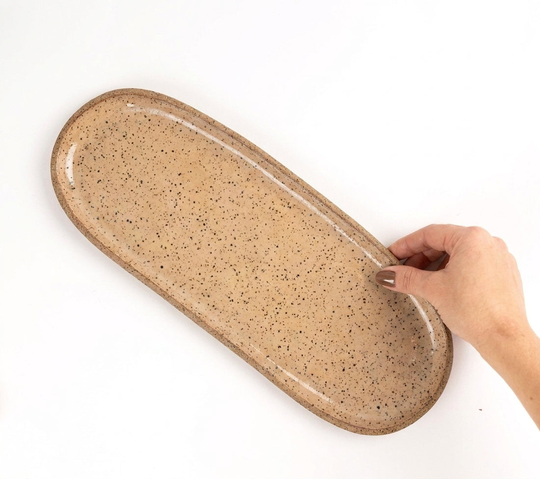 Réguas orgânicas para servir em cerâmica artesanal — tamanho 12CM x 37CM, argila Flocos, esmalte Nude