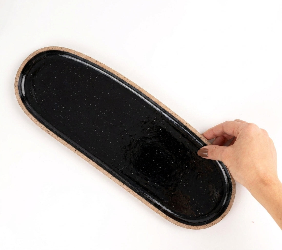 Réguas orgânicas para servir em cerâmica artesanal — tamanho 12CM x 37CM, argila Flocos, esmalte Preto Ébano