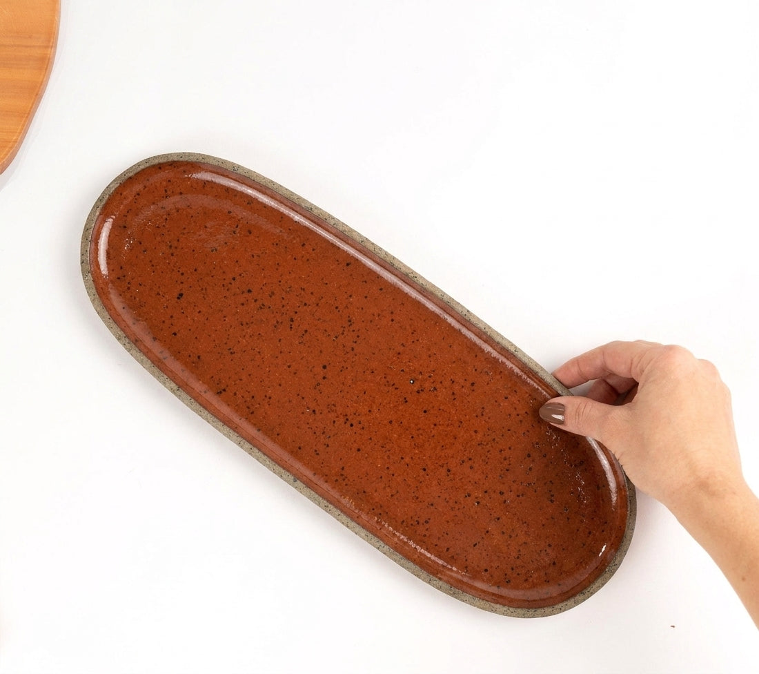 Réguas orgânicas para servir em cerâmica artesanal — tamanho 12CM x 37CM, argila Flocos, esmalte Sol de Terracota