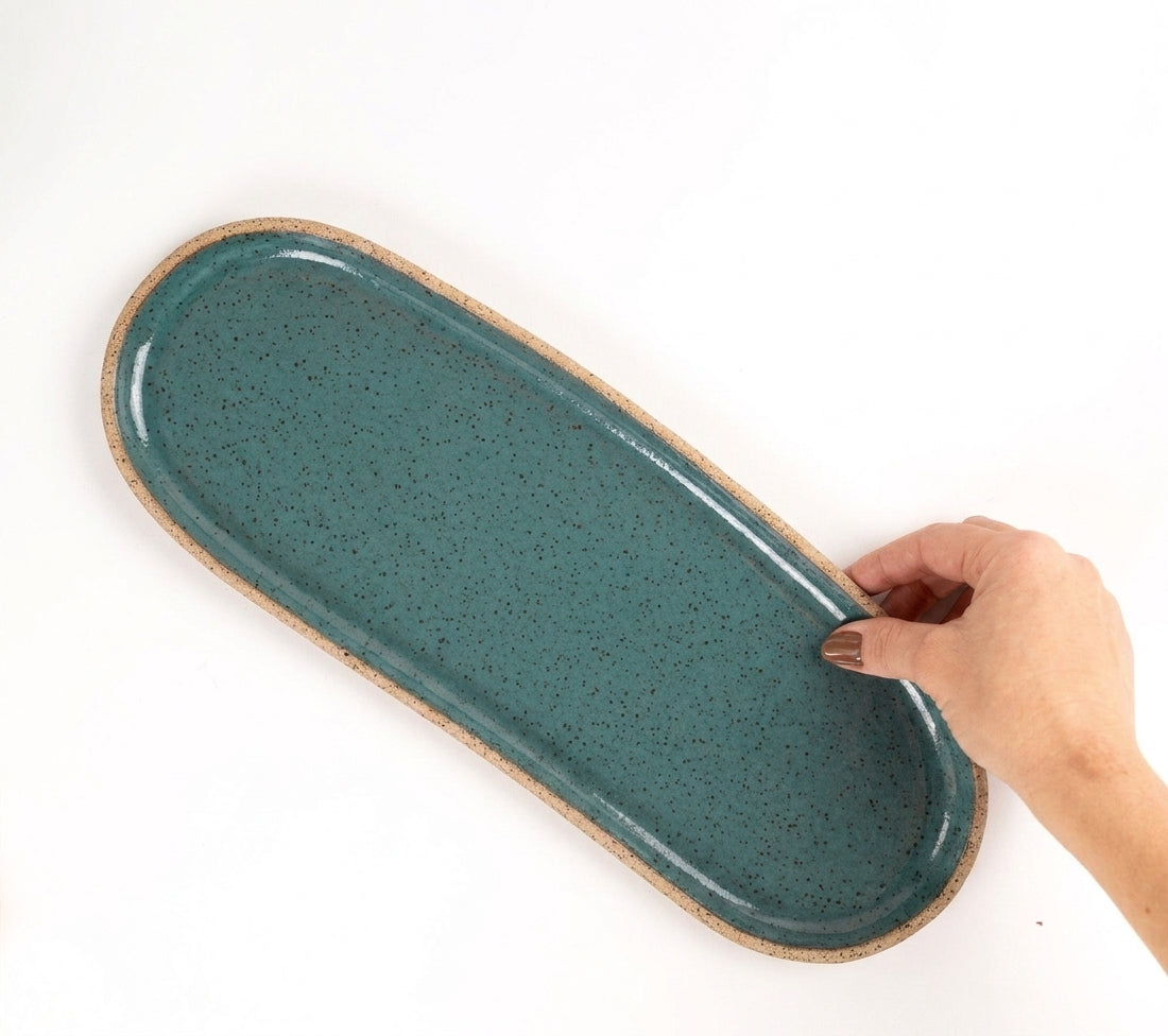 Réguas orgânicas para servir em cerâmica artesanal — tamanho 12CM x 37CM, argila Flocos, esmalte Verde Exército
