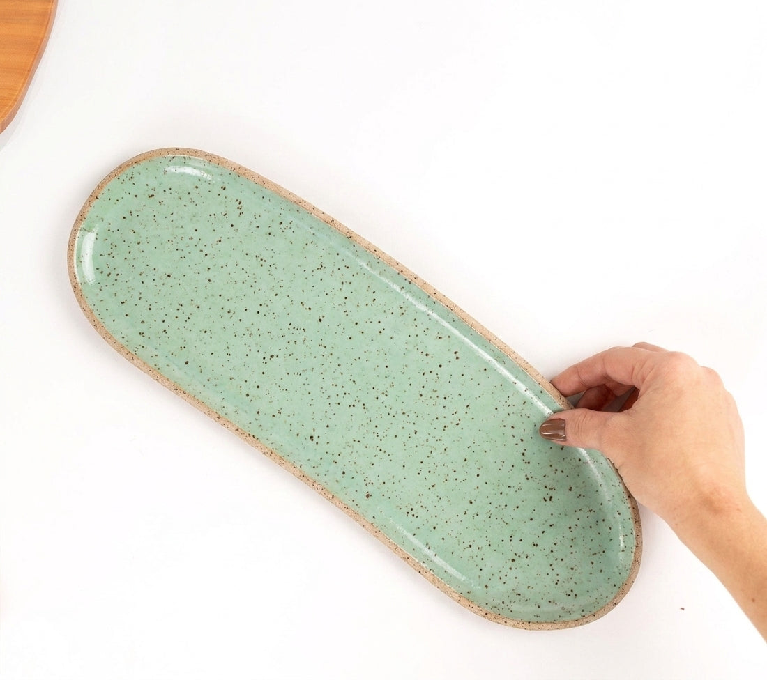 Réguas orgânicas para servir em cerâmica artesanal — tamanho 12CM x 37CM, argila Flocos, esmalte Verde Menta