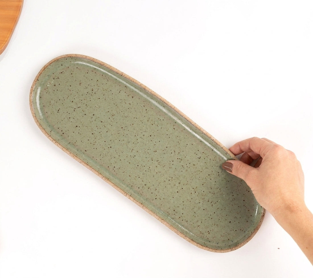 Réguas orgânicas para servir em cerâmica artesanal — tamanho 12CM x 37CM, argila Flocos, esmalte Verde Pompeia