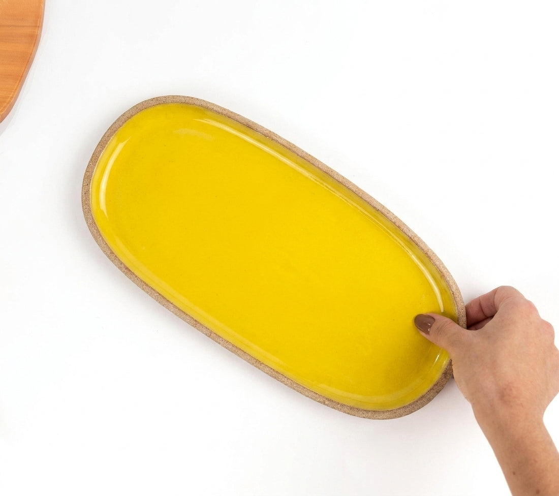 Réguas orgânicas para servir em cerâmica artesanal — tamanho 15CM x 32CM, argila Cappuccino, esmalte Amarelo Intenso
