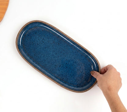 Réguas orgânicas para servir em cerâmica artesanal — tamanho 15CM x 32CM, argila Cappuccino, esmalte Azul Safira