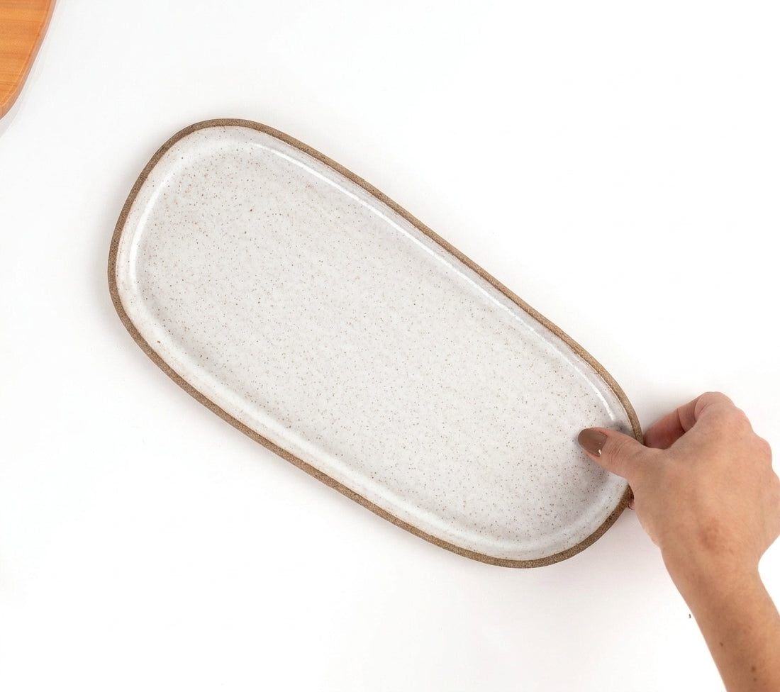 Réguas orgânicas para servir em cerâmica artesanal — tamanho 15CM x 32CM, argila Cappuccino, esmalte Branco AMME
