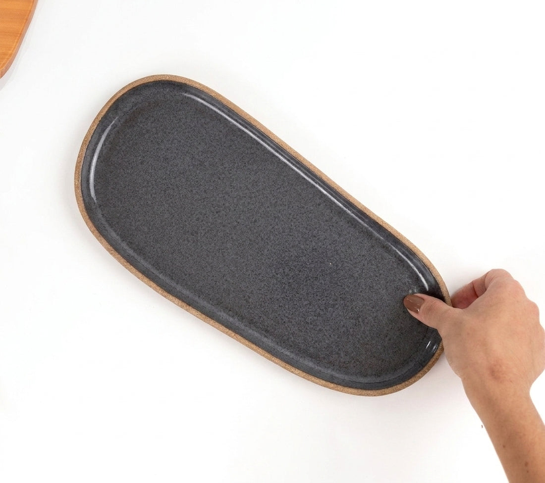 Réguas orgânicas para servir em cerâmica artesanal — tamanho 15CM x 32CM, argila Cappuccino, esmalte Grafite