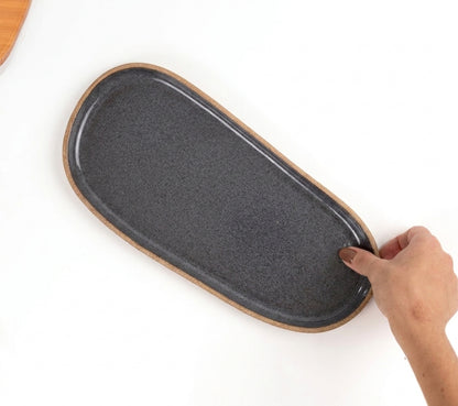 Réguas orgânicas para servir em cerâmica artesanal — tamanho 15CM x 32CM, argila Cappuccino, esmalte Grafite