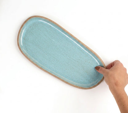 Réguas orgânicas para servir em cerâmica artesanal — tamanho 15CM x 32CM, argila Cappuccino, esmalte Jujuba
