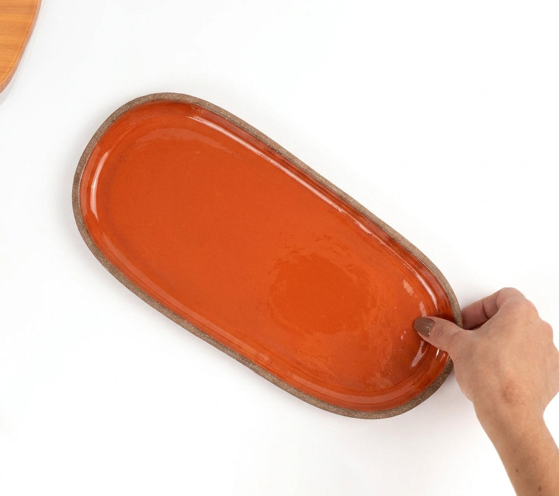 Réguas orgânicas para servir em cerâmica artesanal — tamanho 15CM x 32CM, argila Cappuccino, esmalte Laranja Intenso