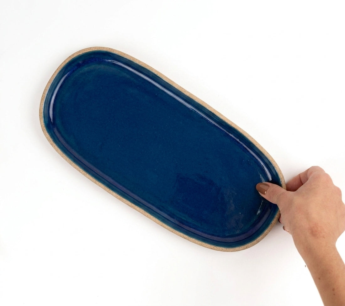 Réguas orgânicas para servir em cerâmica artesanal — tamanho 15CM x 32CM, argila Cappuccino, esmalte Lazuli