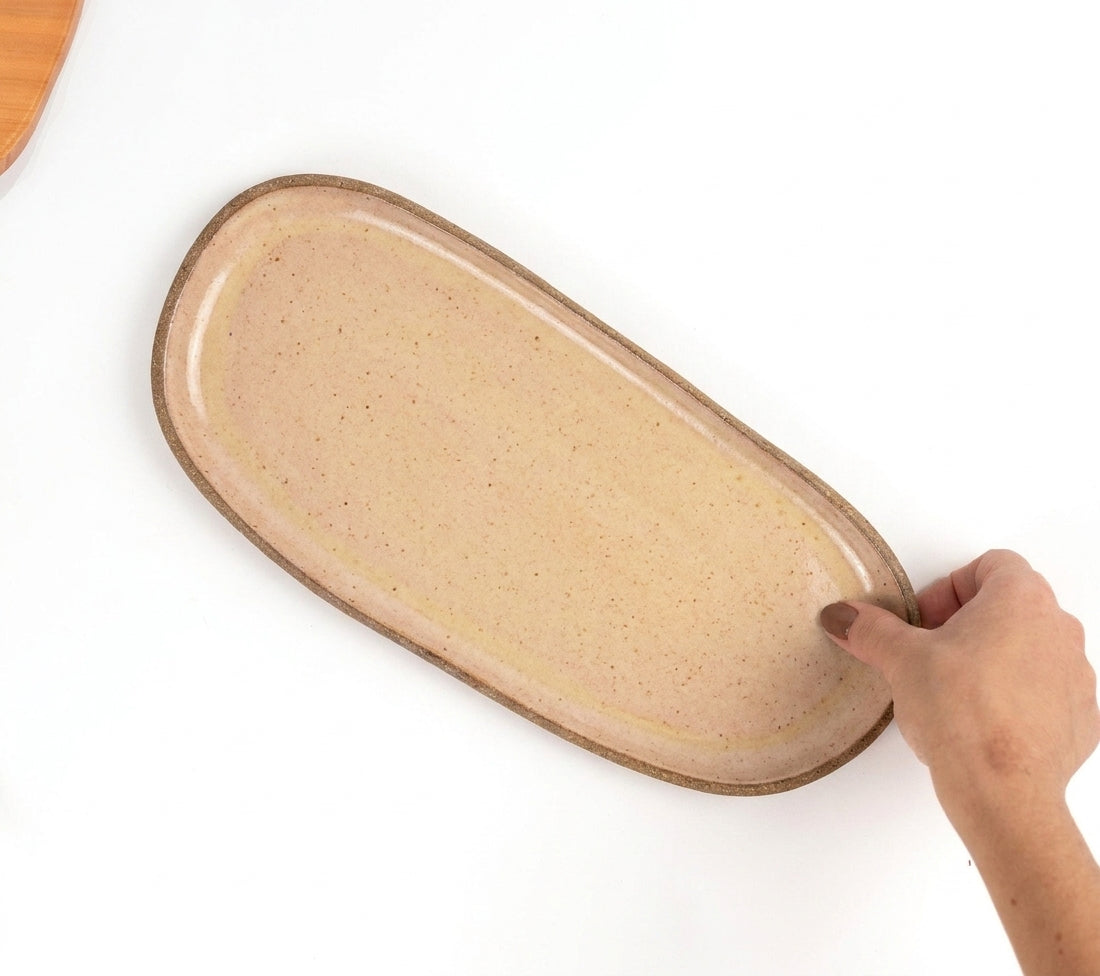 Réguas orgânicas para servir em cerâmica artesanal — tamanho 15CM x 32CM, argila Cappuccino, esmalte Nude