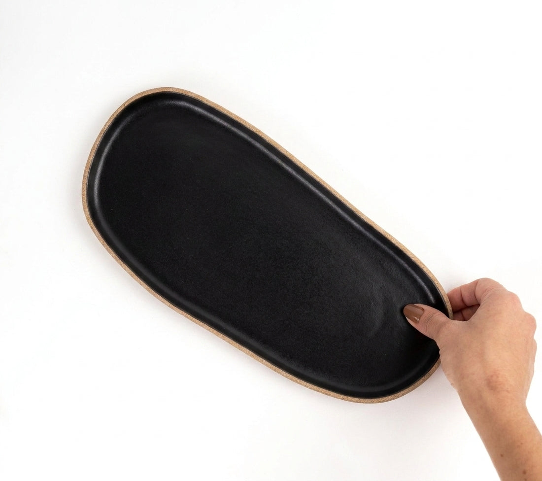 Réguas orgânicas para servir em cerâmica artesanal — tamanho 15CM x 32CM, argila Cappuccino, esmalte Preto Acetinado