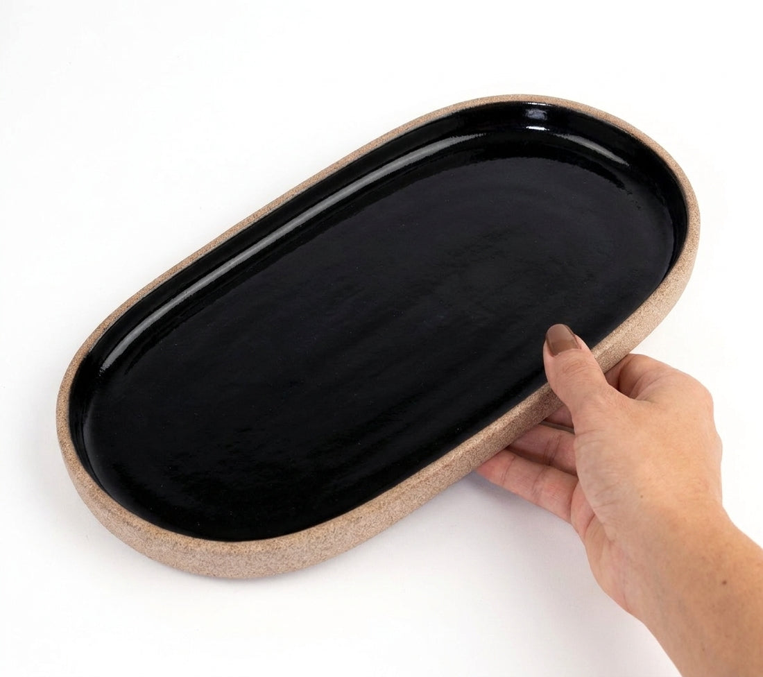 Réguas orgânicas para servir em cerâmica artesanal — tamanho 15CM x 32CM, argila Cappuccino, esmalte Preto Ébano