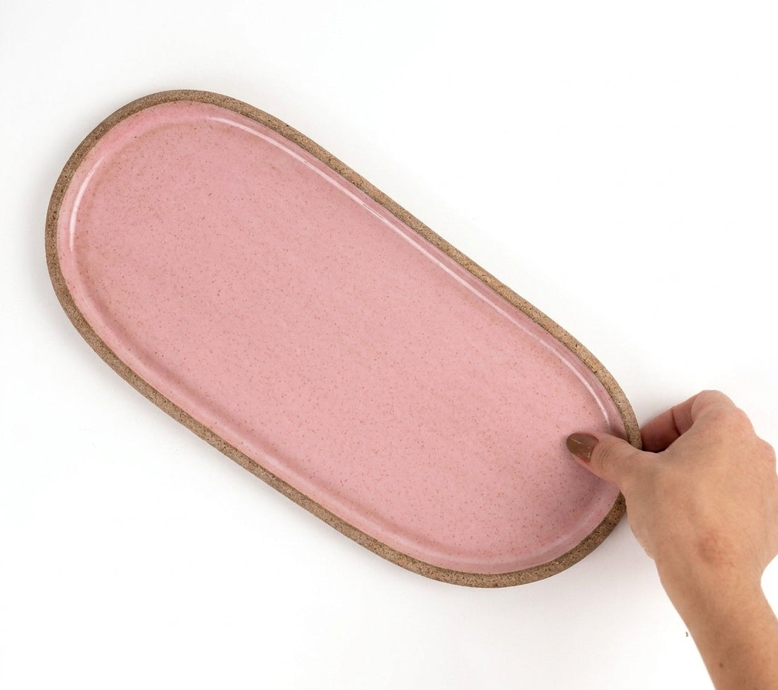 Réguas orgânicas para servir em cerâmica artesanal — tamanho 15CM x 32CM, argila Cappuccino, esmalte Rosa Barbie