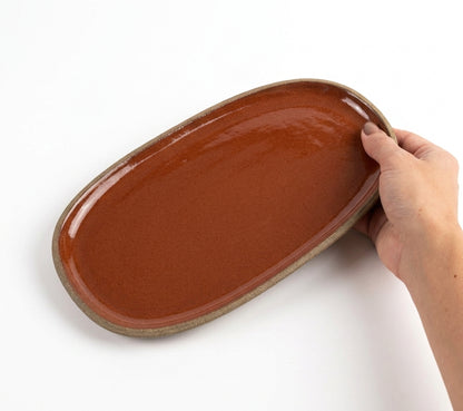 Réguas orgânicas para servir em cerâmica artesanal — tamanho 15CM x 32CM, argila Cappuccino, esmalte Sol de Terracota