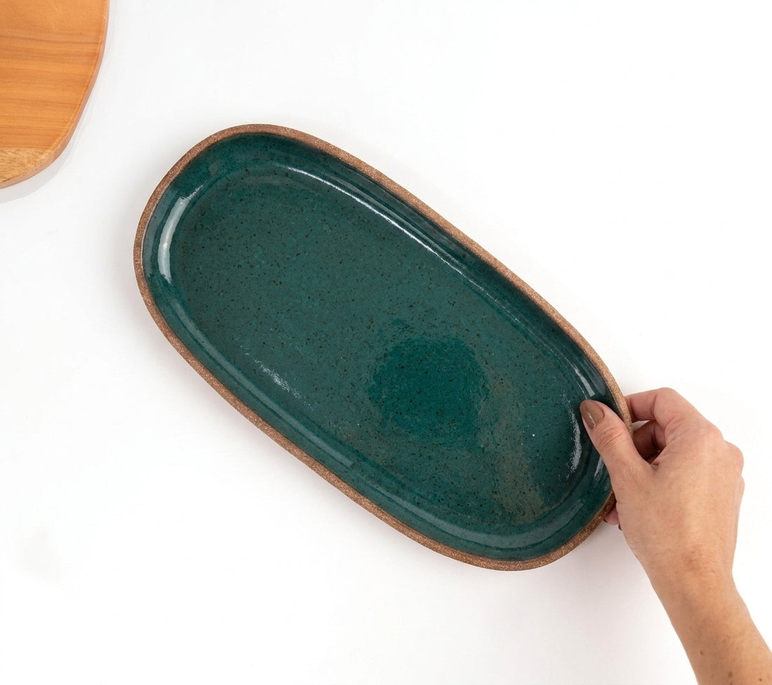 Réguas orgânicas para servir em cerâmica artesanal — tamanho 15CM x 32CM, argila Cappuccino, esmalte Verde Exército