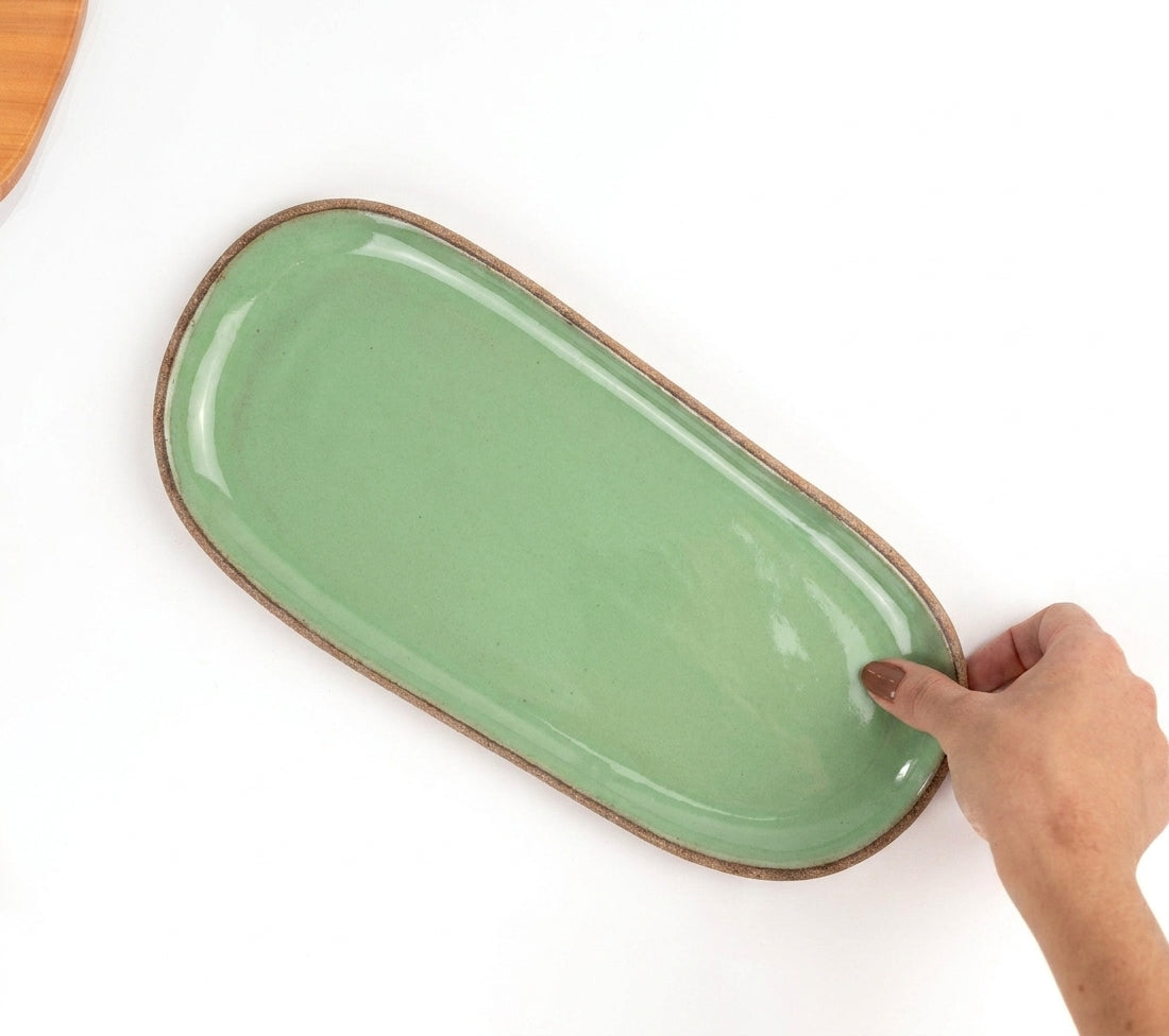 Réguas orgânicas para servir em cerâmica artesanal — tamanho 15CM x 32CM, argila Cappuccino, esmalte Verde Menta