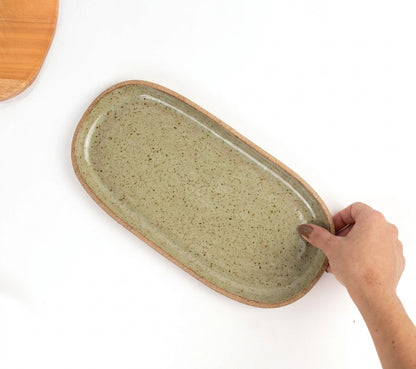 Réguas orgânicas para servir em cerâmica artesanal — tamanho 15CM x 32CM, argila Cappuccino, esmalte Verde Pompeia