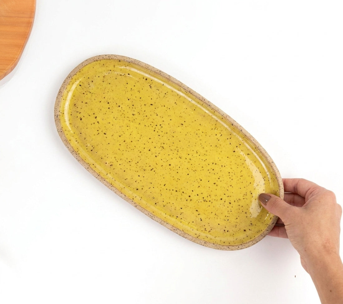 Réguas orgânicas para servir em cerâmica artesanal — tamanho 15CM x 32CM, argila Flocos, esmalte Amarelo Intenso