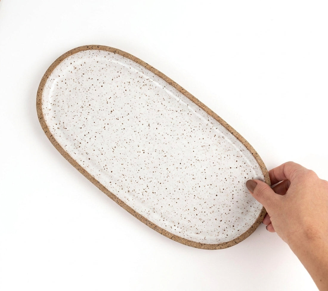 Réguas orgânicas para servir em cerâmica artesanal — tamanho 15CM x 32CM, argila Flocos, esmalte Branco AMME