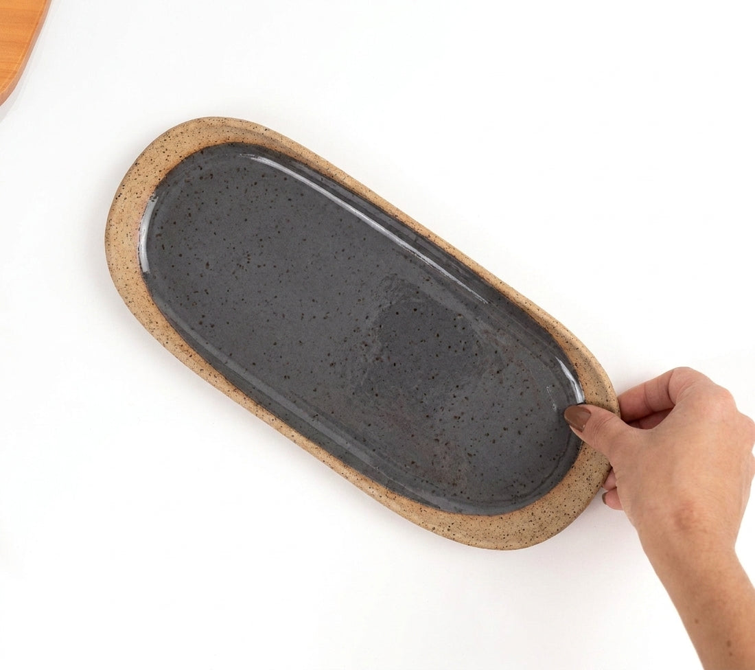 Réguas orgânicas para servir em cerâmica artesanal — tamanho 15CM x 32CM, argila Flocos, esmalte Grafite