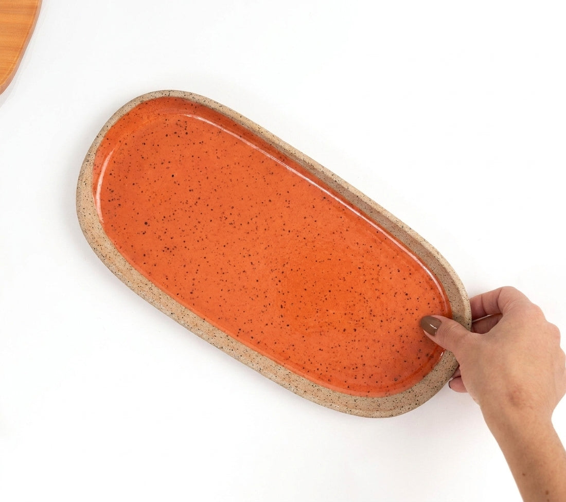Réguas orgânicas para servir em cerâmica artesanal — tamanho 15CM x 32CM, argila Flocos, esmalte Laranja Intenso