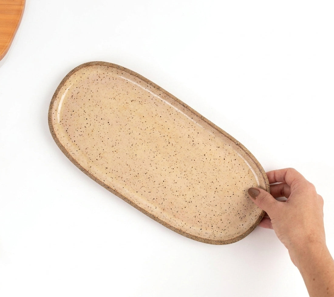 Réguas orgânicas para servir em cerâmica artesanal — tamanho 15CM x 32CM, argila Flocos, esmalte Nude
