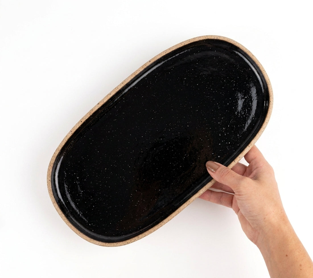 Réguas orgânicas para servir em cerâmica artesanal — tamanho 15CM x 32CM, argila Flocos, esmalte Preto Ébano