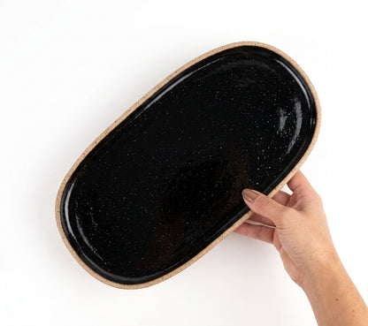Réguas orgânicas para servir em cerâmica artesanal — tamanho 15CM x 32CM, argila Flocos, esmalte Preto Ébano