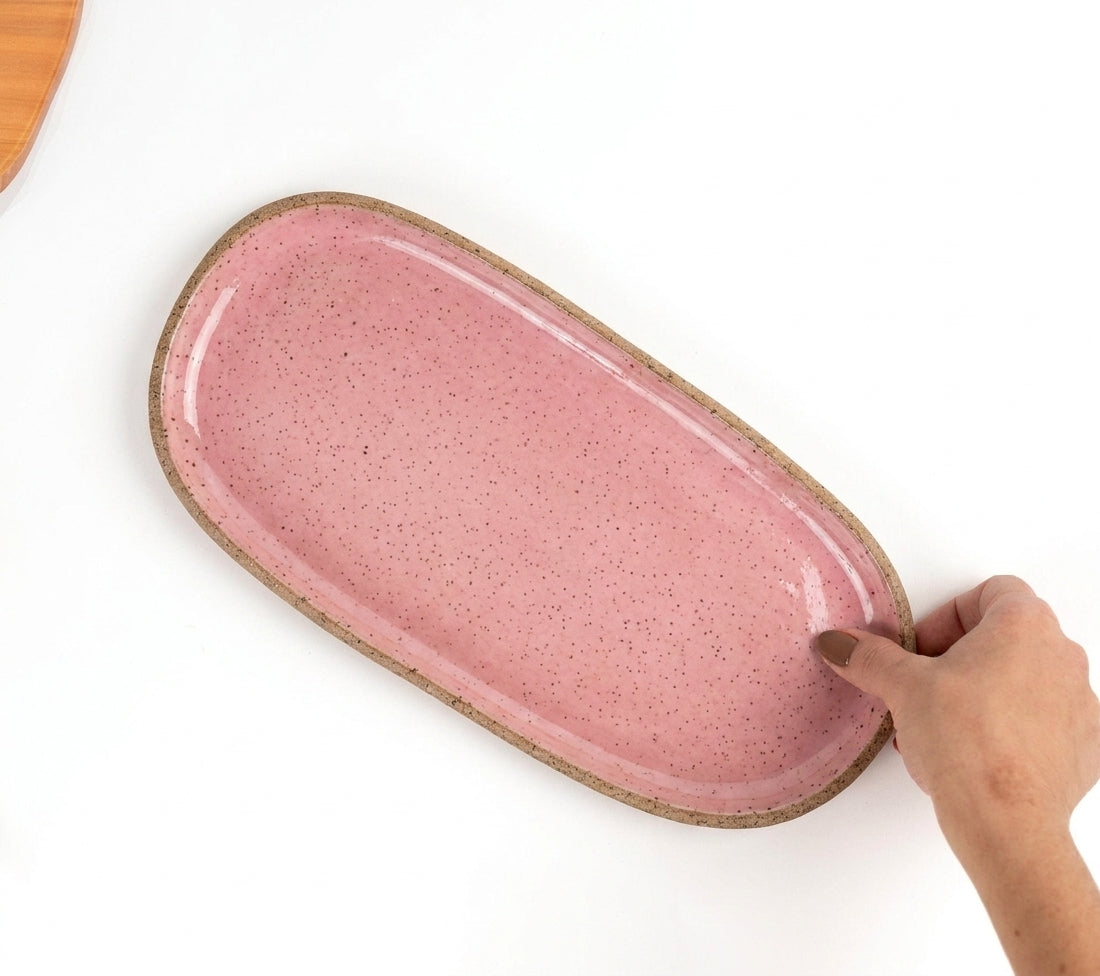 Réguas orgânicas para servir em cerâmica artesanal — tamanho 15CM x 32CM, argila Flocos, esmalte Rosa Barbie